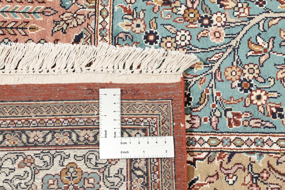 Handgeknoopt Kashmir zijden vloerkleed uit India in meerkleurig en beige met een bloemrijk paneelpatroon