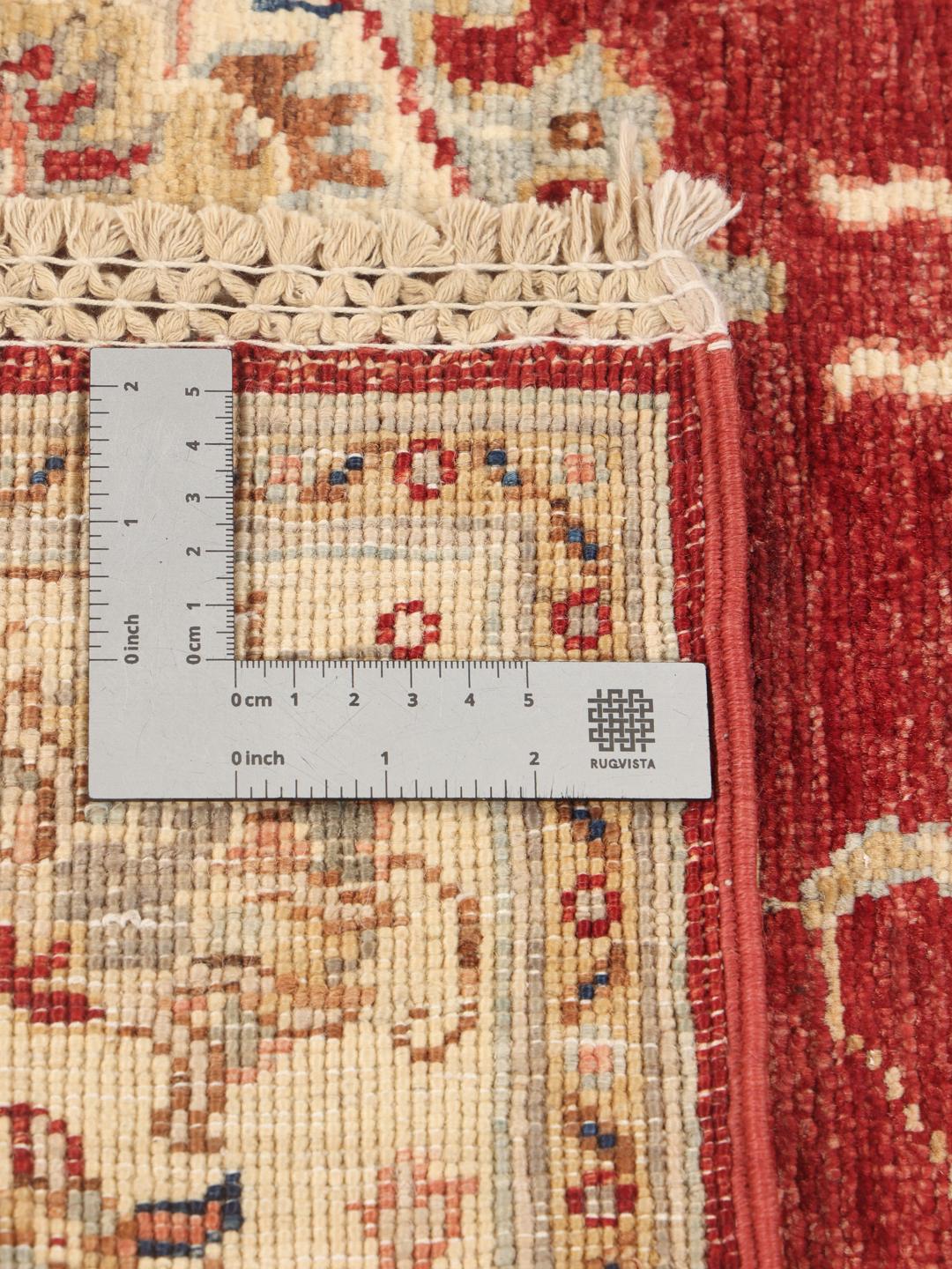 Håndknyttet Ziegler-løber med blomstermønstre i røde og beige nuancer, fremstillet i Afghanistan.