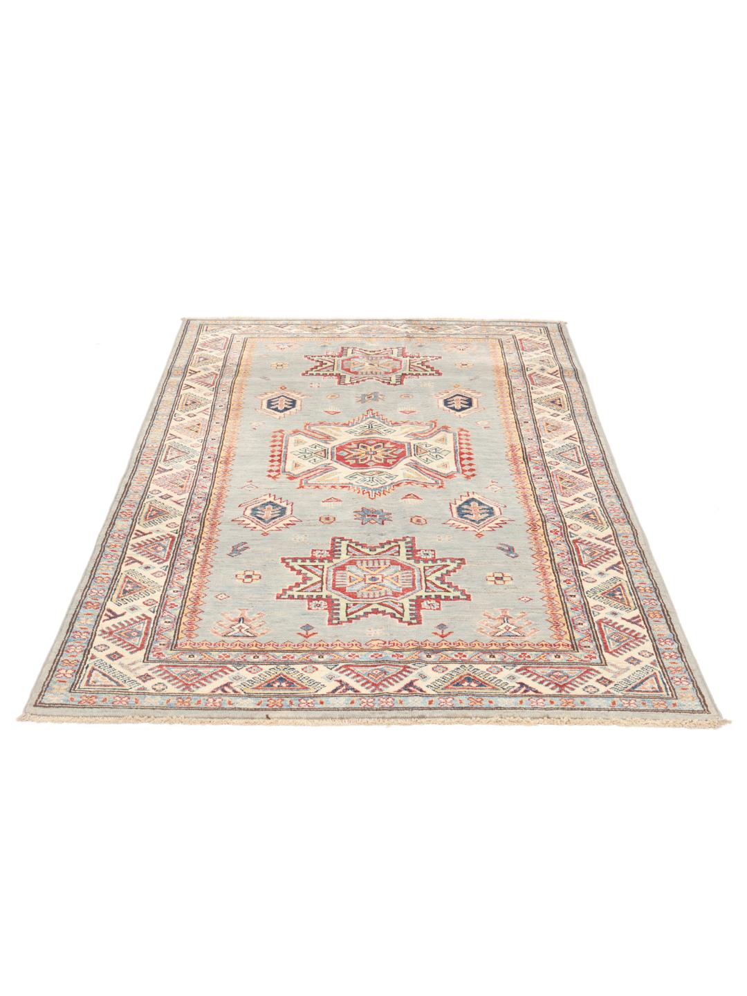 Handgeknoopt tapijt uit het Midden-Oosten met een lichtblauw veld en traditionele geometrische motieven.