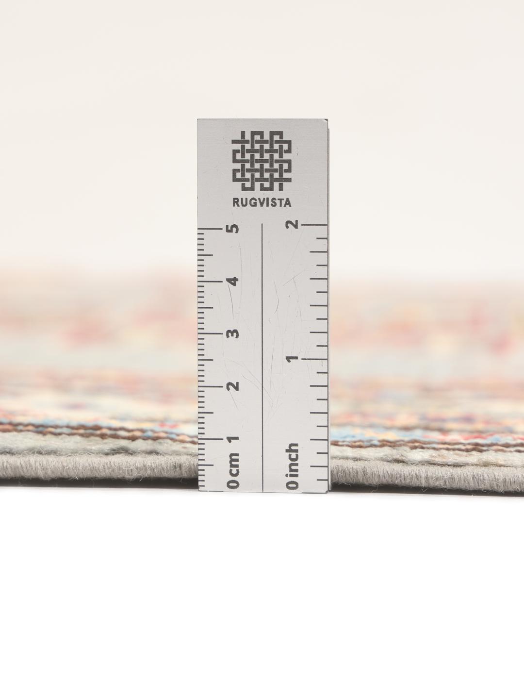 Handgeknoopt tapijt uit het Midden-Oosten met een lichtblauw veld en traditionele geometrische motieven.
