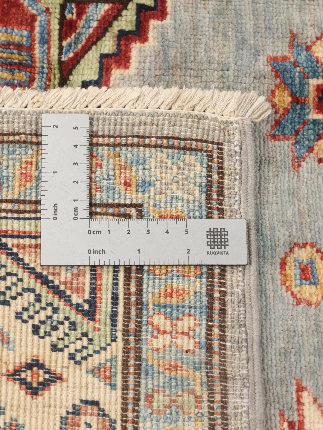 Handgeknoopt tapijt uit het Midden-Oosten met een lichtblauw veld en traditionele geometrische motieven.