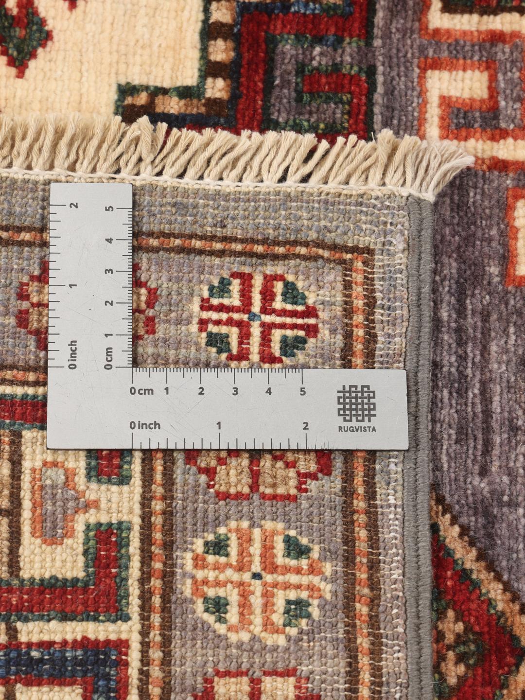 Ein rechteckiger afghanischer Kazak Ariana Teppich mit grauem Grund und farbenfrohen geometrischen Medaillons.