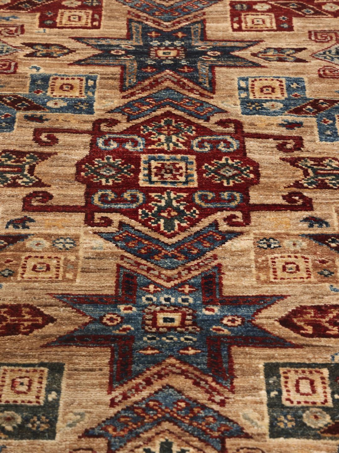 Handgeknoopte Kazak Ariana loper uit Afghanistan in rood, blauw en beige.