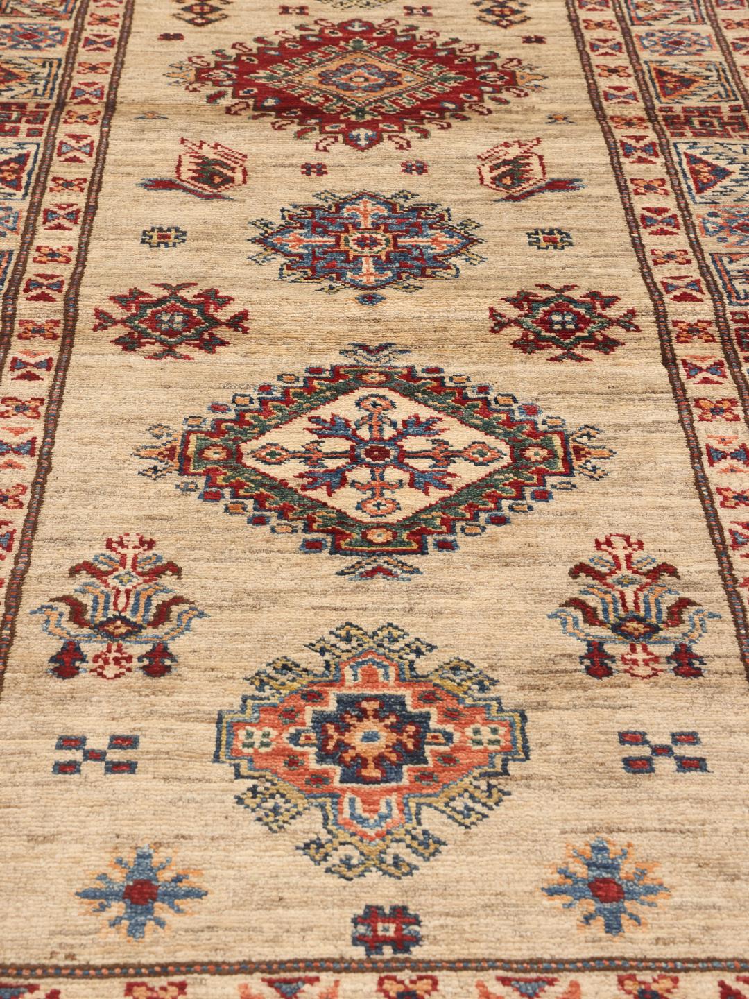 Handgeknoopte Kazak Ariana loper uit Afghanistan in beige met geometrische patronen