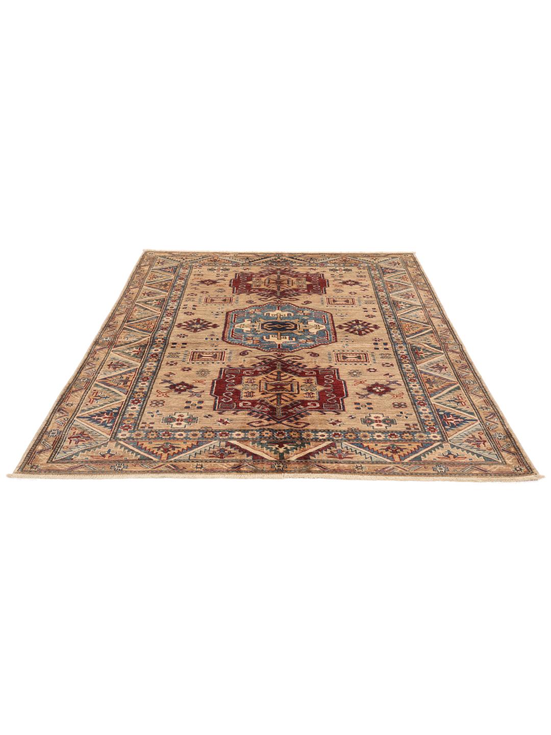 Handgefertigter Kazak-Teppich aus Afghanistan in Beige mit roten und blauen geometrischen Mustern.