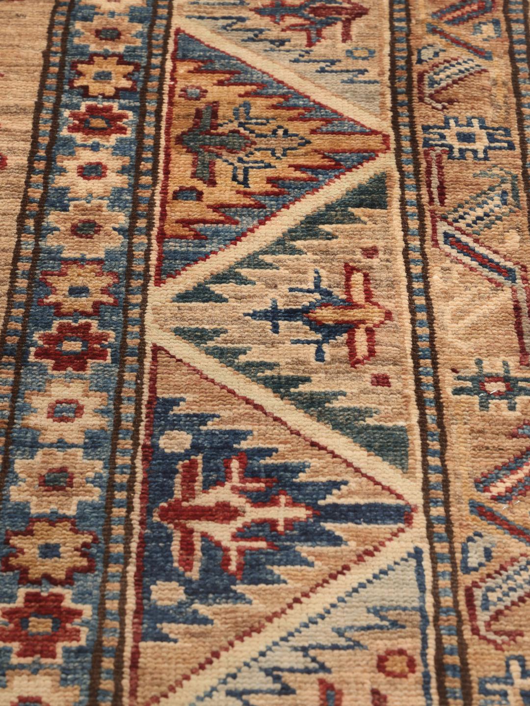 Handgefertigter Kazak-Teppich aus Afghanistan in Beige mit roten und blauen geometrischen Mustern.