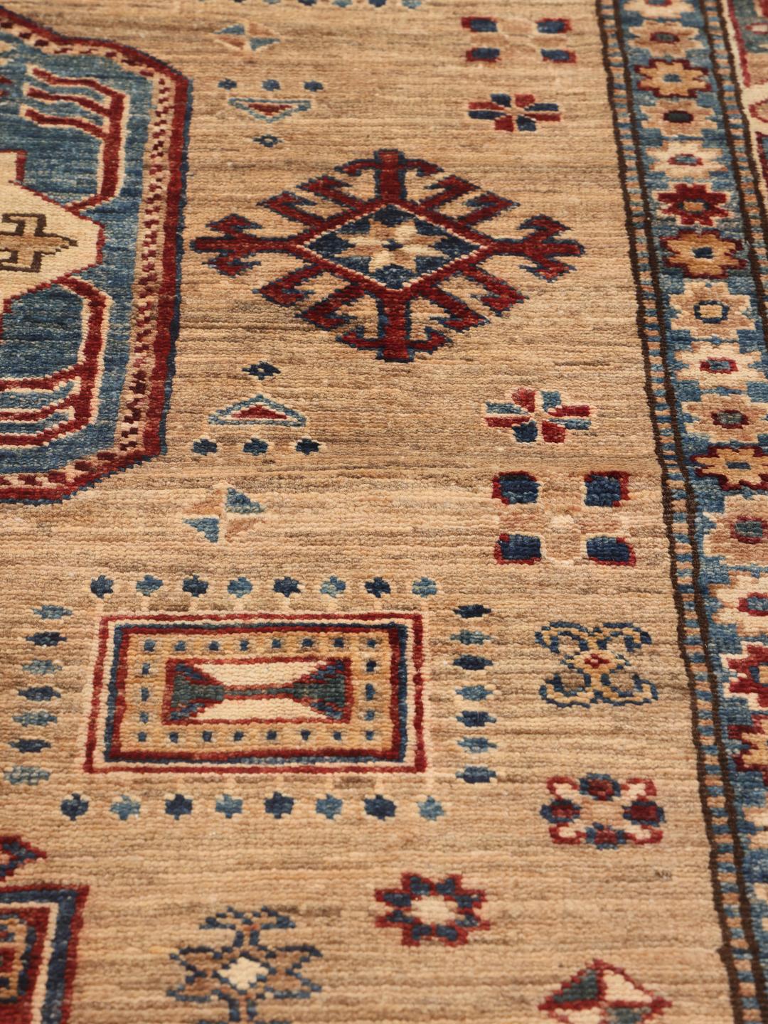 Handgefertigter Kazak-Teppich aus Afghanistan in Beige mit roten und blauen geometrischen Mustern.