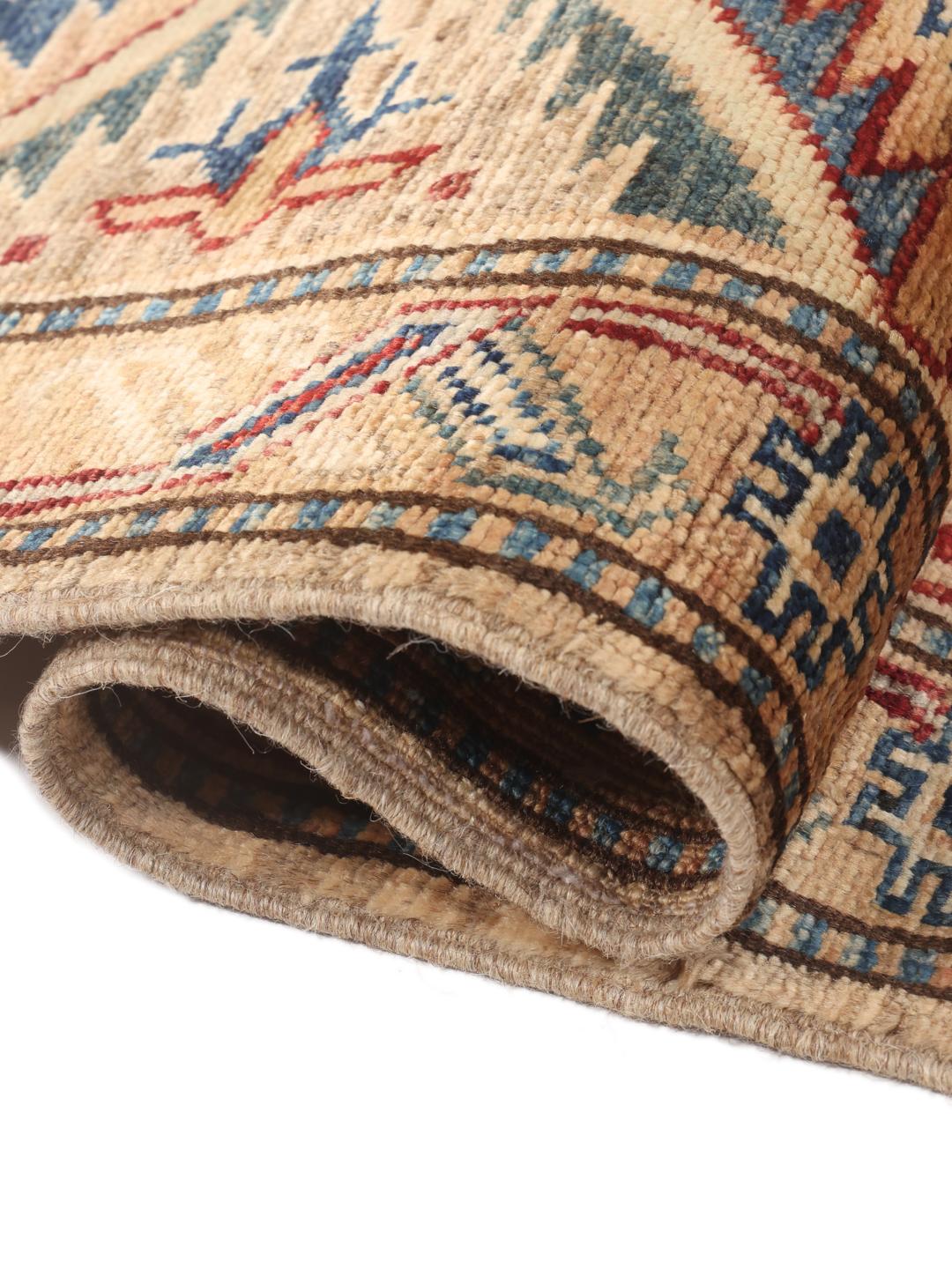 Handgefertigter Kazak-Teppich aus Afghanistan in Beige mit roten und blauen geometrischen Mustern.