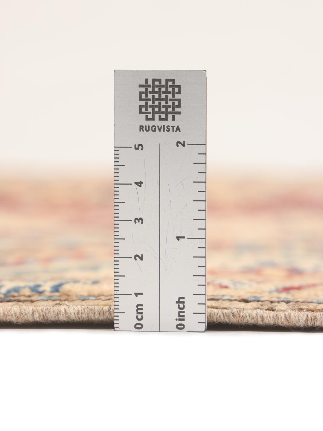 Handgefertigter Kazak-Teppich aus Afghanistan in Beige mit roten und blauen geometrischen Mustern.
