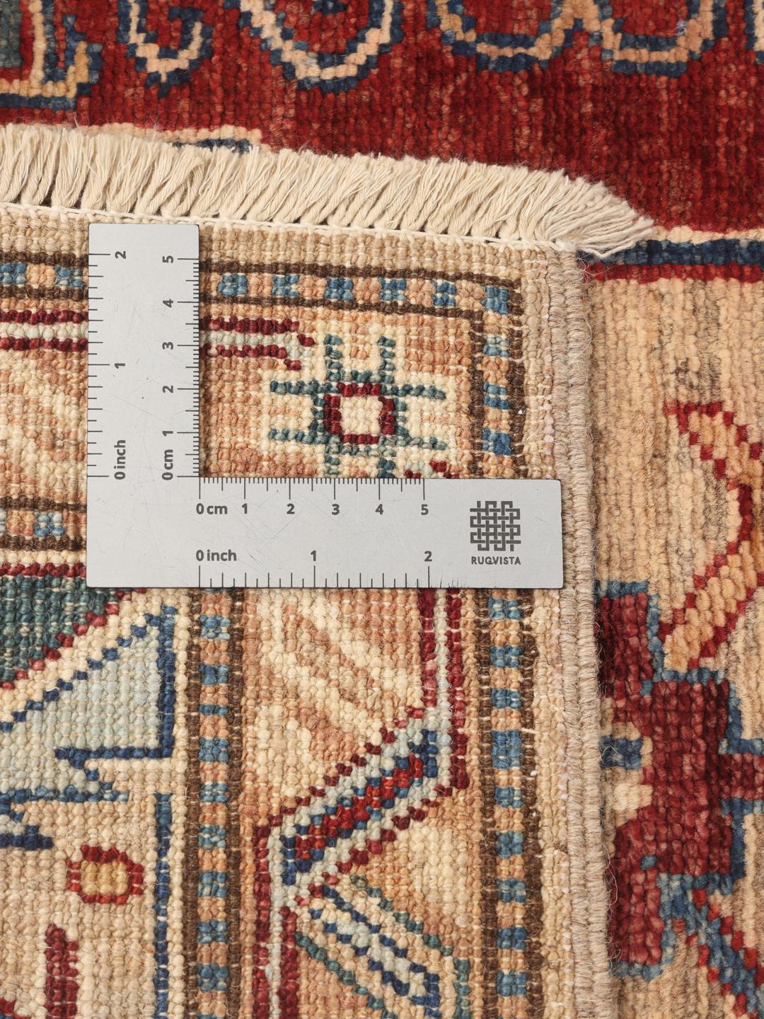 Handgefertigter Kazak-Teppich aus Afghanistan in Beige mit roten und blauen geometrischen Mustern.