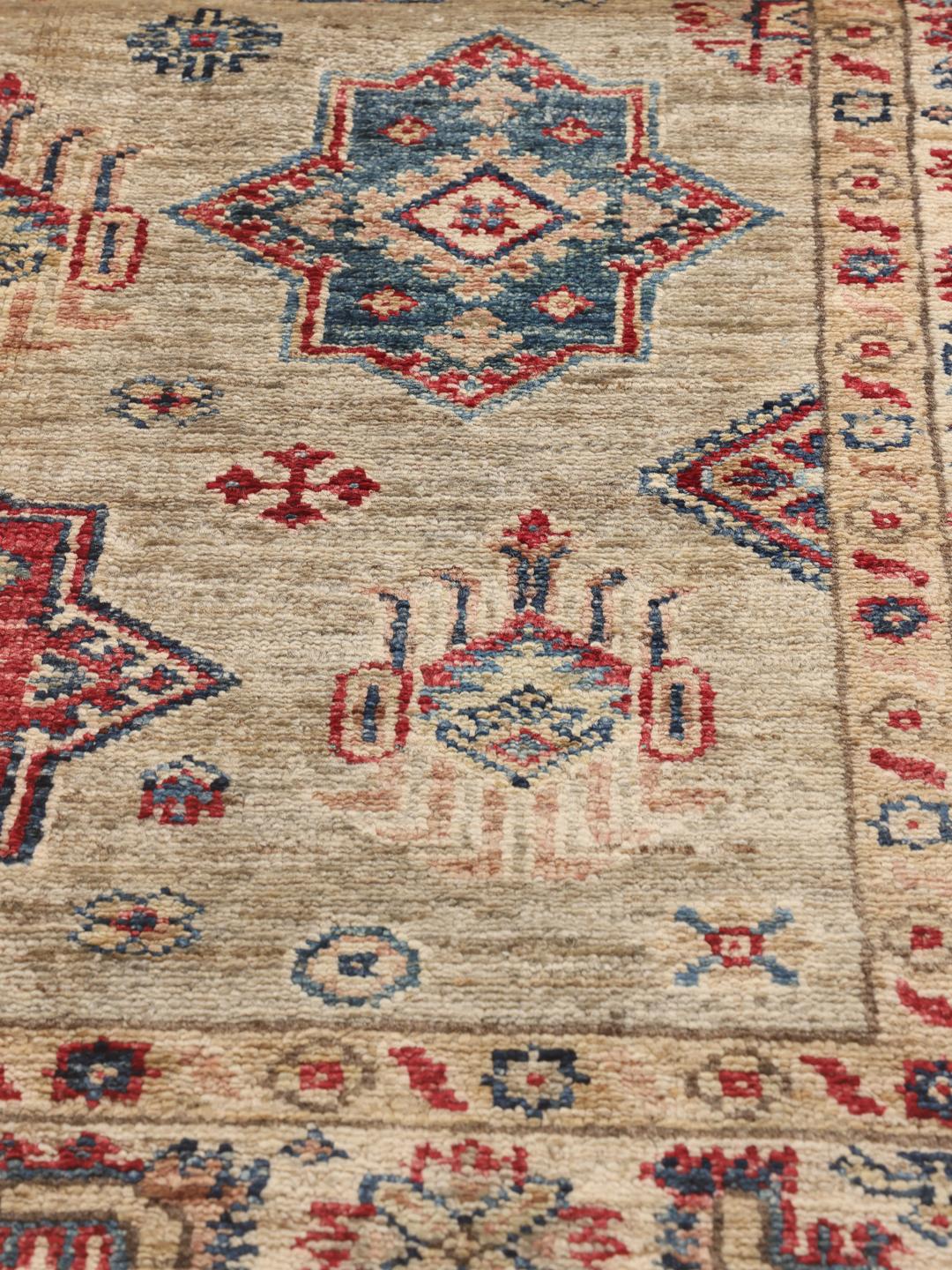 Covor Kazak înnodat manual din Afganistan cu un câmp bej și modele geometrice