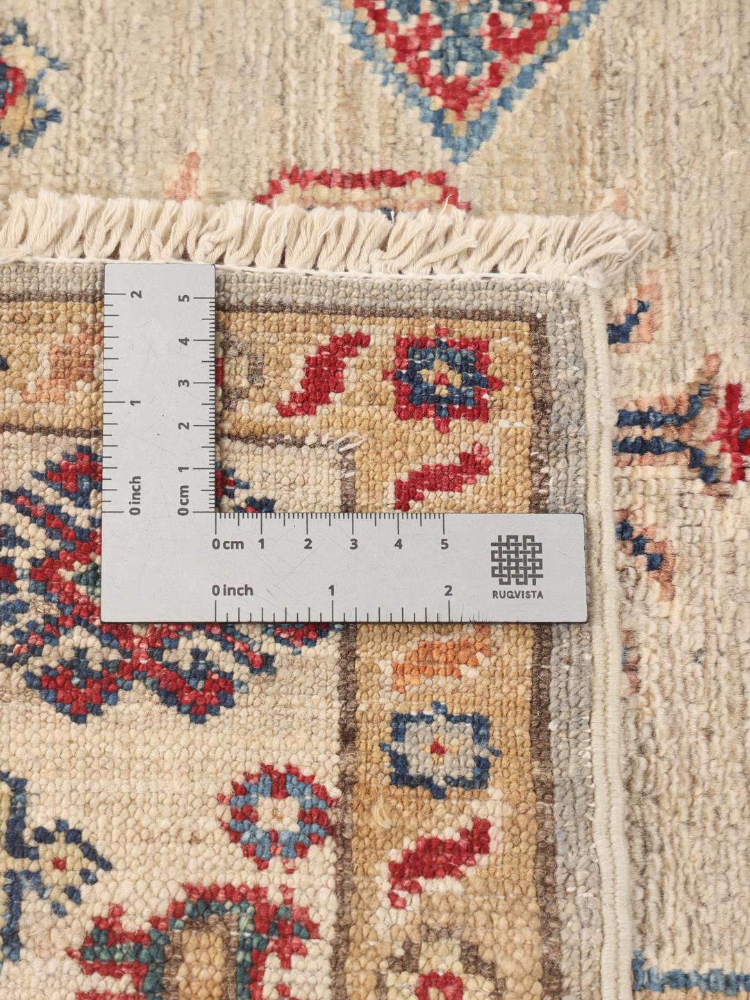 Covor Kazak înnodat manual din Afganistan cu un câmp bej și modele geometrice
