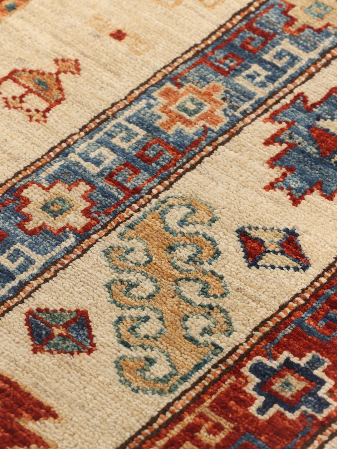 Handgeknoopt Kazak Ariana tapijt uit Afghanistan in beige, rood en blauw.