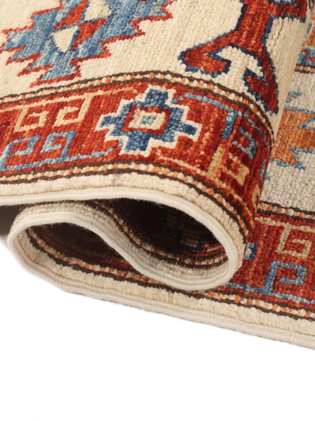 Handgeknoopt Kazak Ariana tapijt uit Afghanistan in beige, rood en blauw.