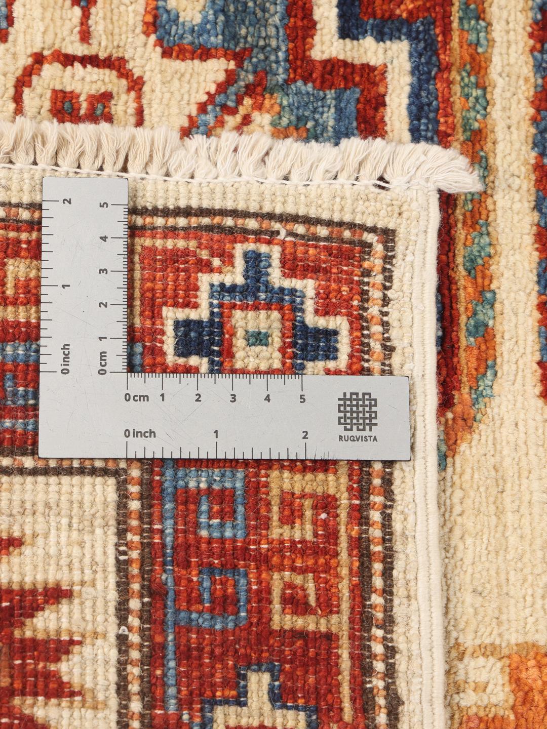 Handgeknoopt Kazak Ariana tapijt uit Afghanistan in beige, rood en blauw.