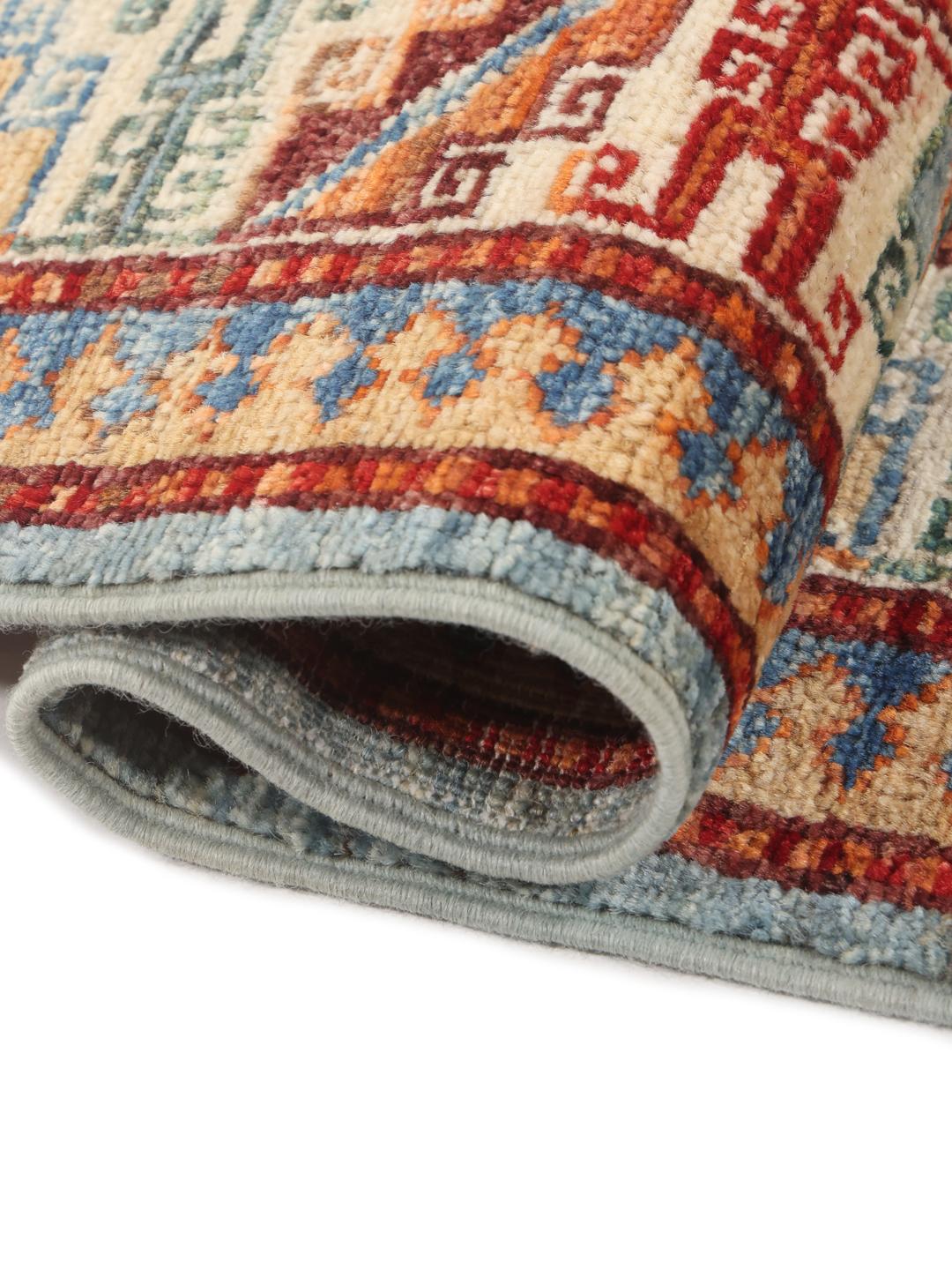 Handgeknüpfter Kazak-Teppich aus Afghanistan mit geometrischen Mustern in Beige, Blau und Rottönen.