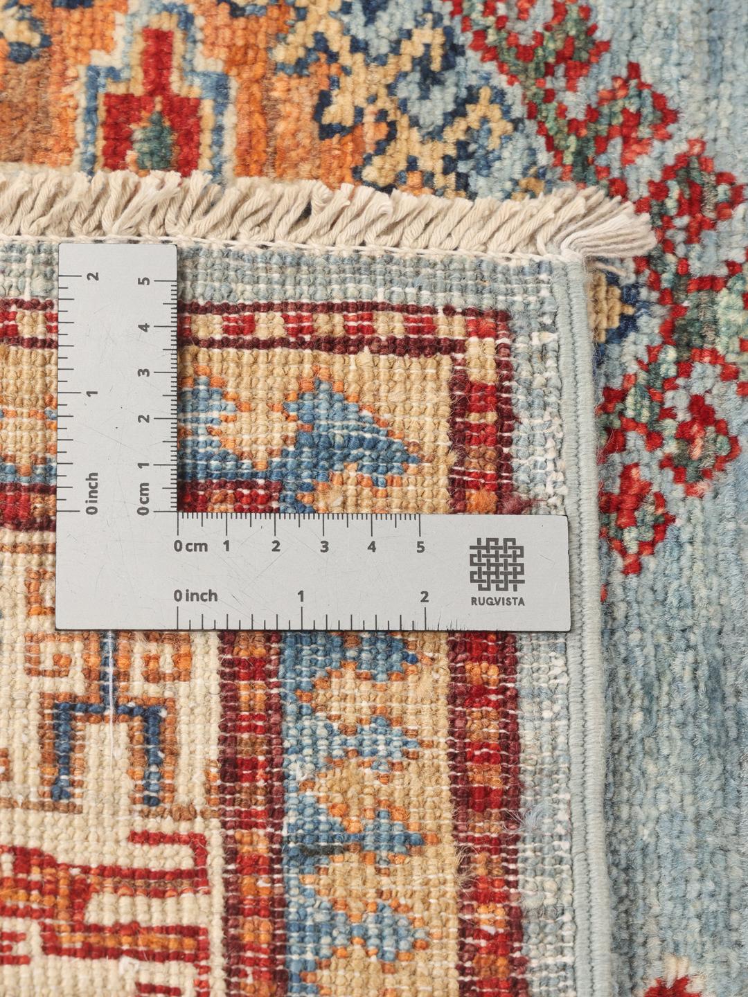Handgeknüpfter Kazak-Teppich aus Afghanistan mit geometrischen Mustern in Beige, Blau und Rottönen.