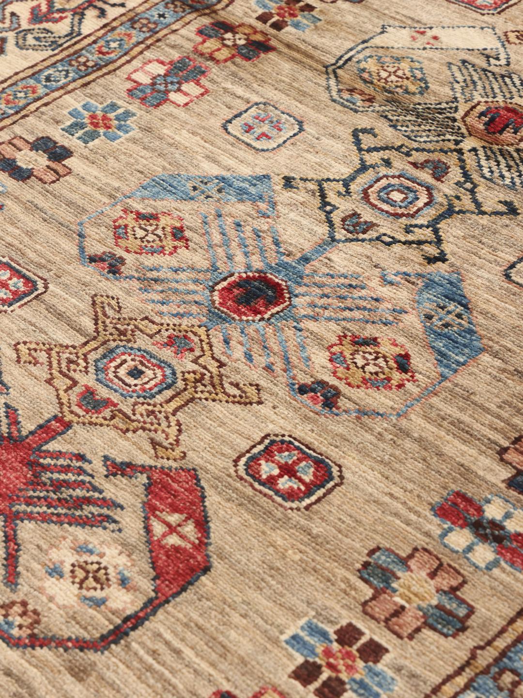Handgeknoopt Kazak tapijt uit Afghanistan met beige, rode en blauwe geometrische motieven.