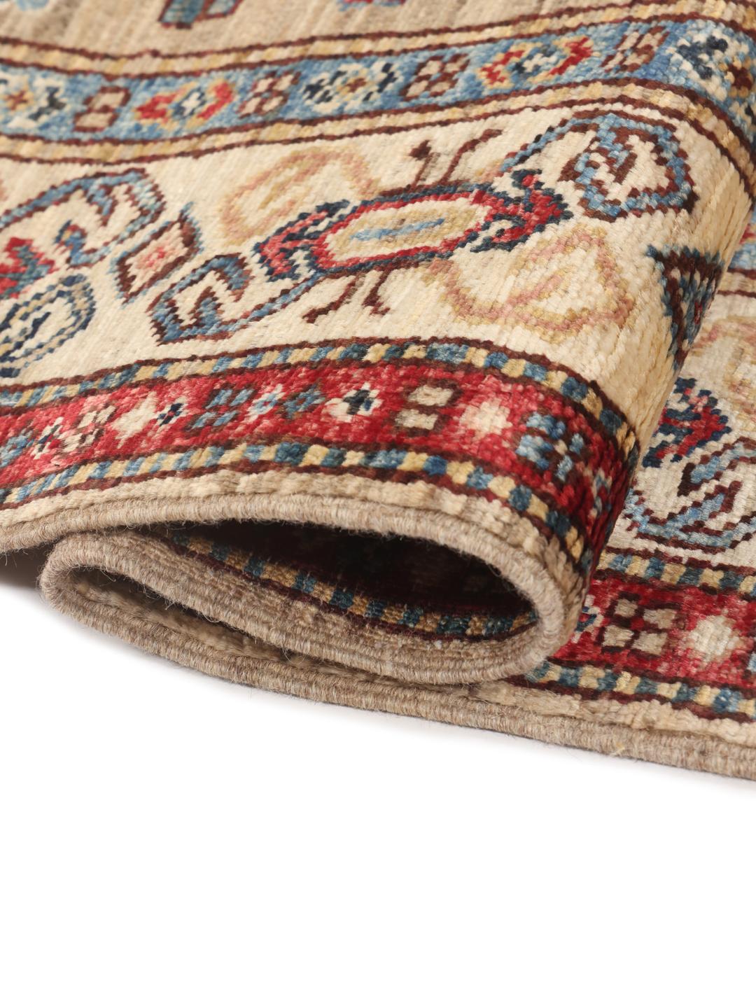 Handgeknoopt Kazak tapijt uit Afghanistan met beige, rode en blauwe geometrische motieven.