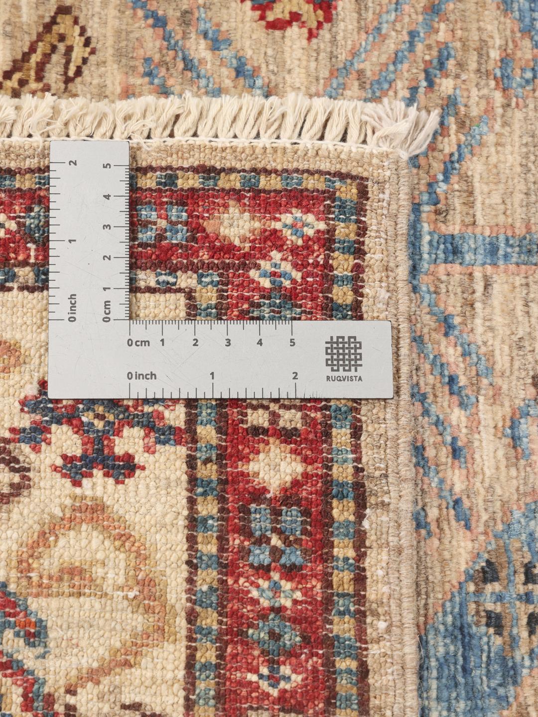 Handgeknoopt Kazak tapijt uit Afghanistan met beige, rode en blauwe geometrische motieven.