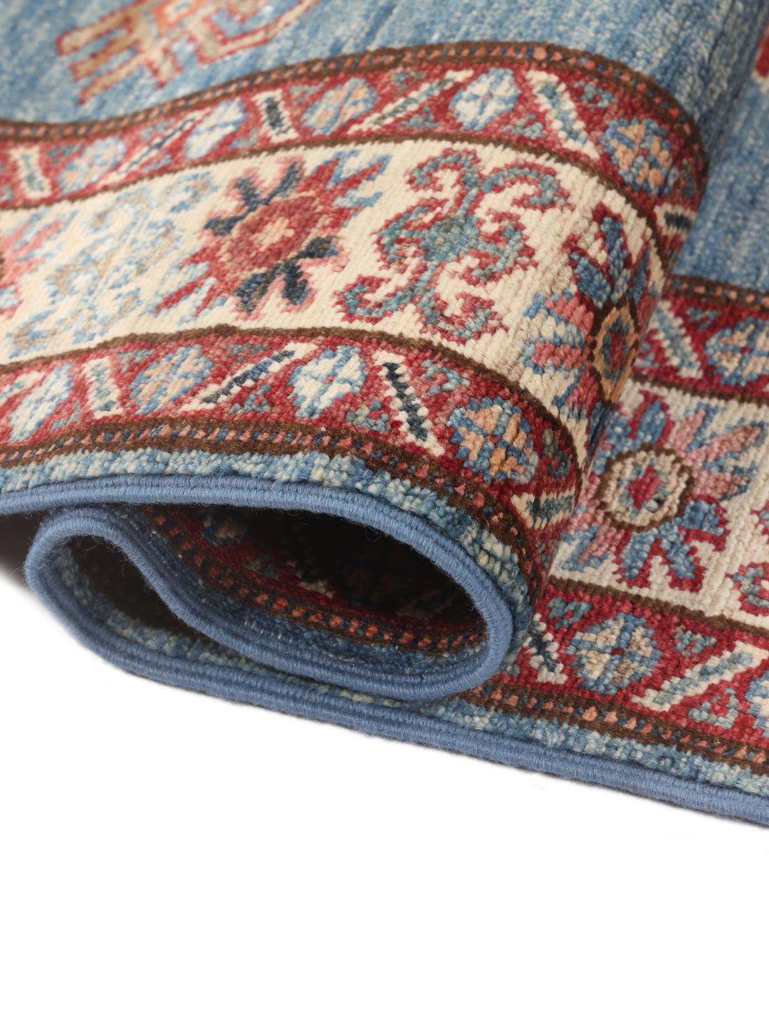 Handgemaakte Kazak Ariana loper uit Afghanistan met een blauw veld en geometrische motieven