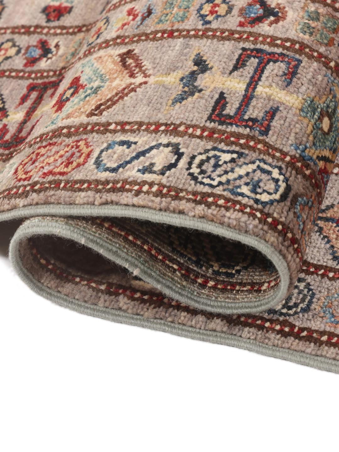 Handgemaakte Afghaanse Kazak loper in beige met geometrische medaillonpatronen