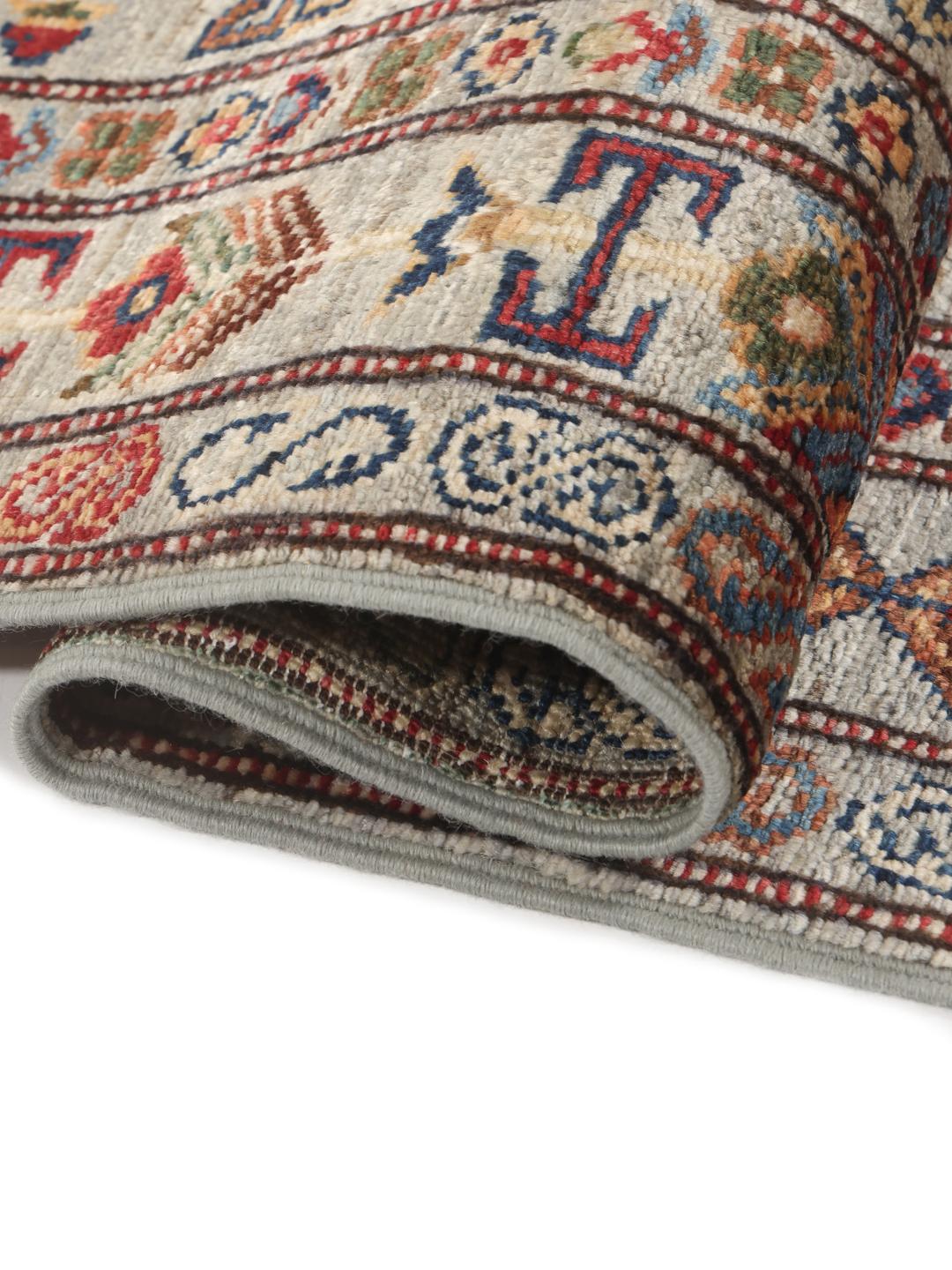 Handgefertigter Kazak-Läufer aus dem Nahen Osten mit geometrischen Mustern in Beige und Rot