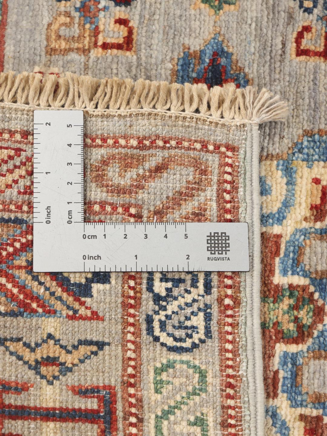 Covor tip pasarelă lucrat manual din Afganistan cu motive geometrice în lână gri deschis și multicoloră.