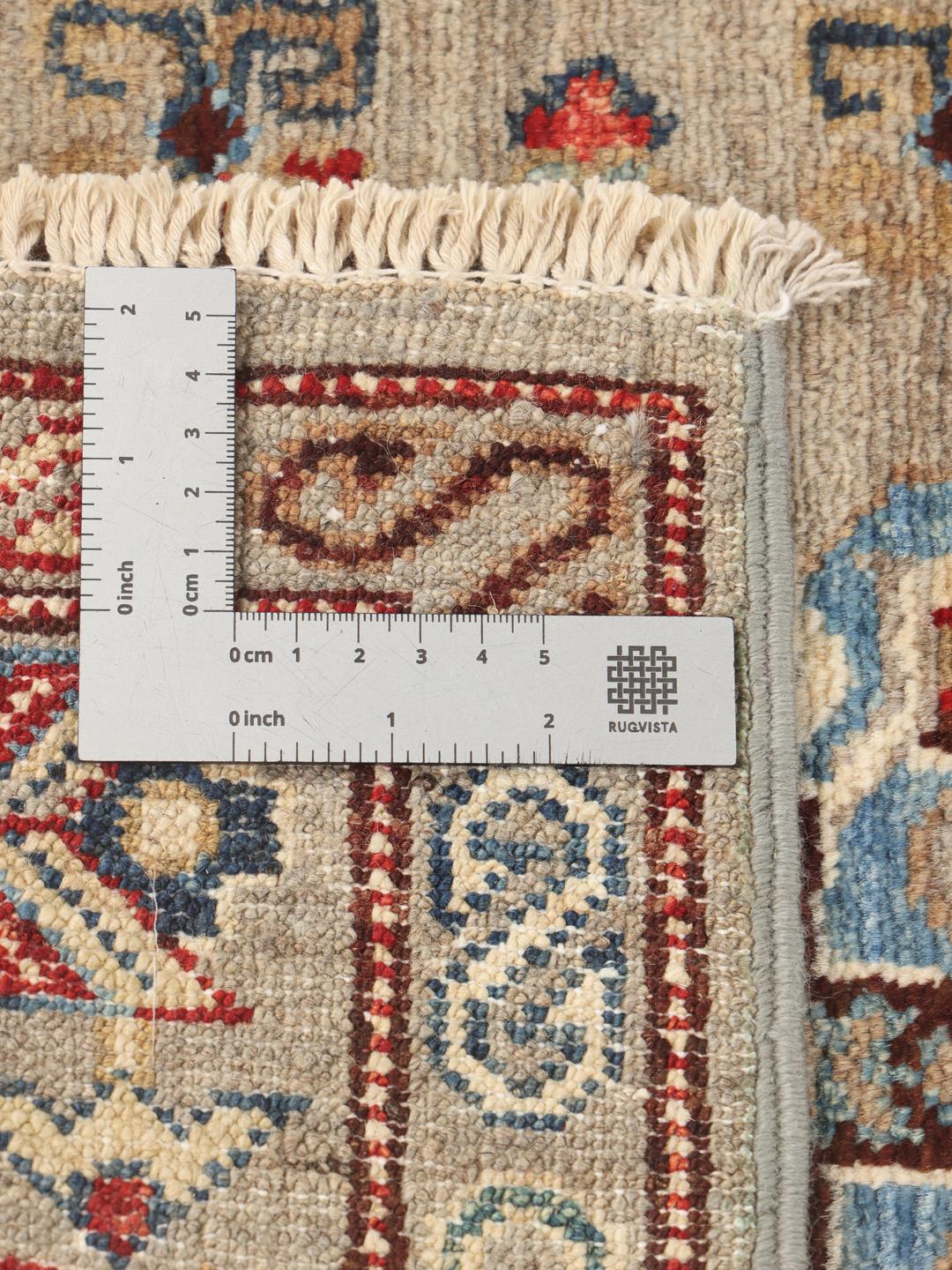 Covor tip pasarelă Kazak înnodat manual din Afganistan cu motive geometrice în bej, roșu și albastru.