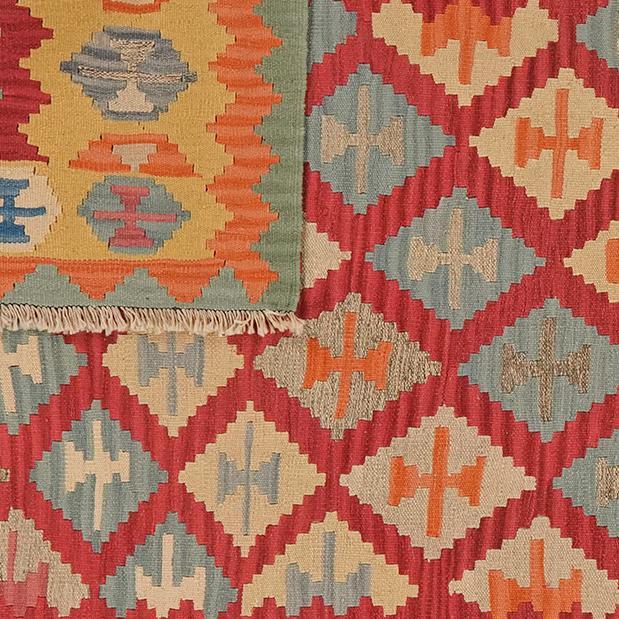 Tapis Kilim Qashqai multicolore tissé à la main provenant du Moyen-Orient