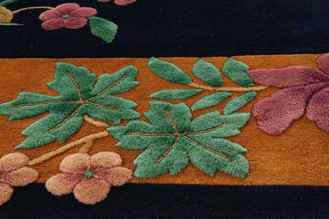 Antiek Chinees Art Deco tapijt met bloemmotieven op een donkerblauw veld