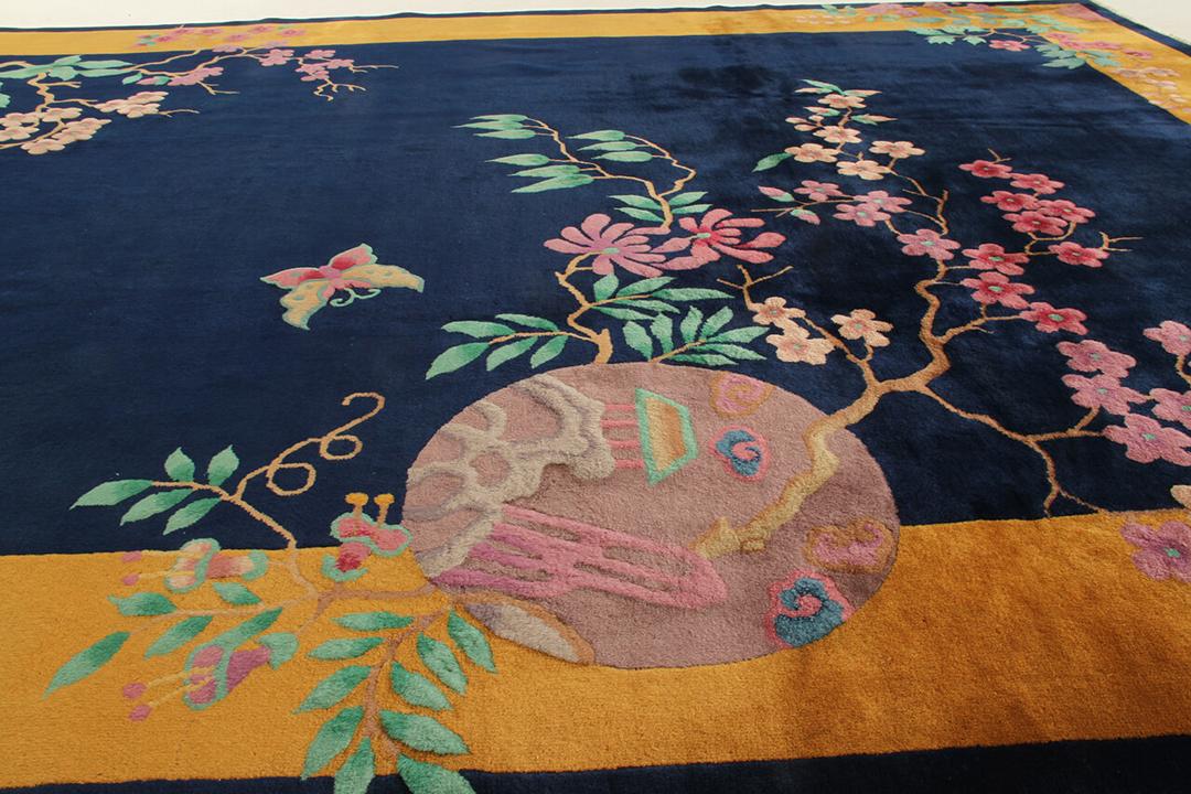 Antiek Chinees Art Deco tapijt met bloemmotieven op een donkerblauw veld