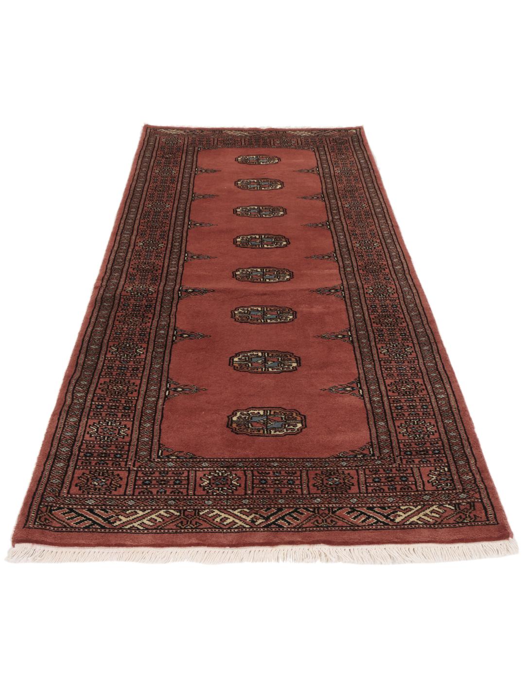 Handgeknoopte rode Pakistan Bokhara loper met traditionele motieven