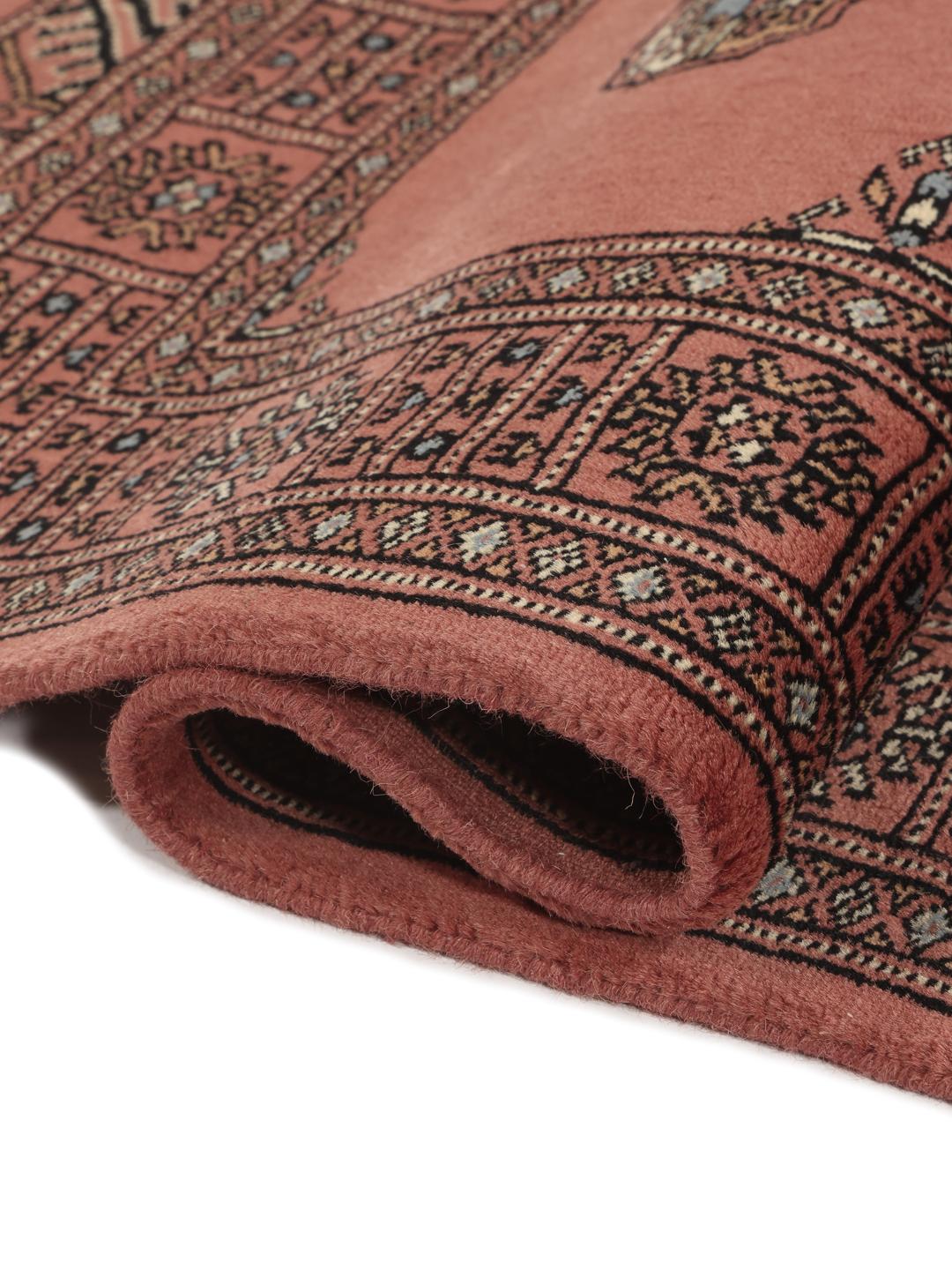 Handgeknoopte rode Pakistan Bokhara loper met traditionele motieven