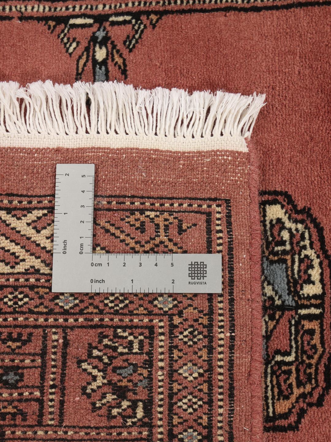 Handgeknoopte rode Pakistan Bokhara loper met traditionele motieven