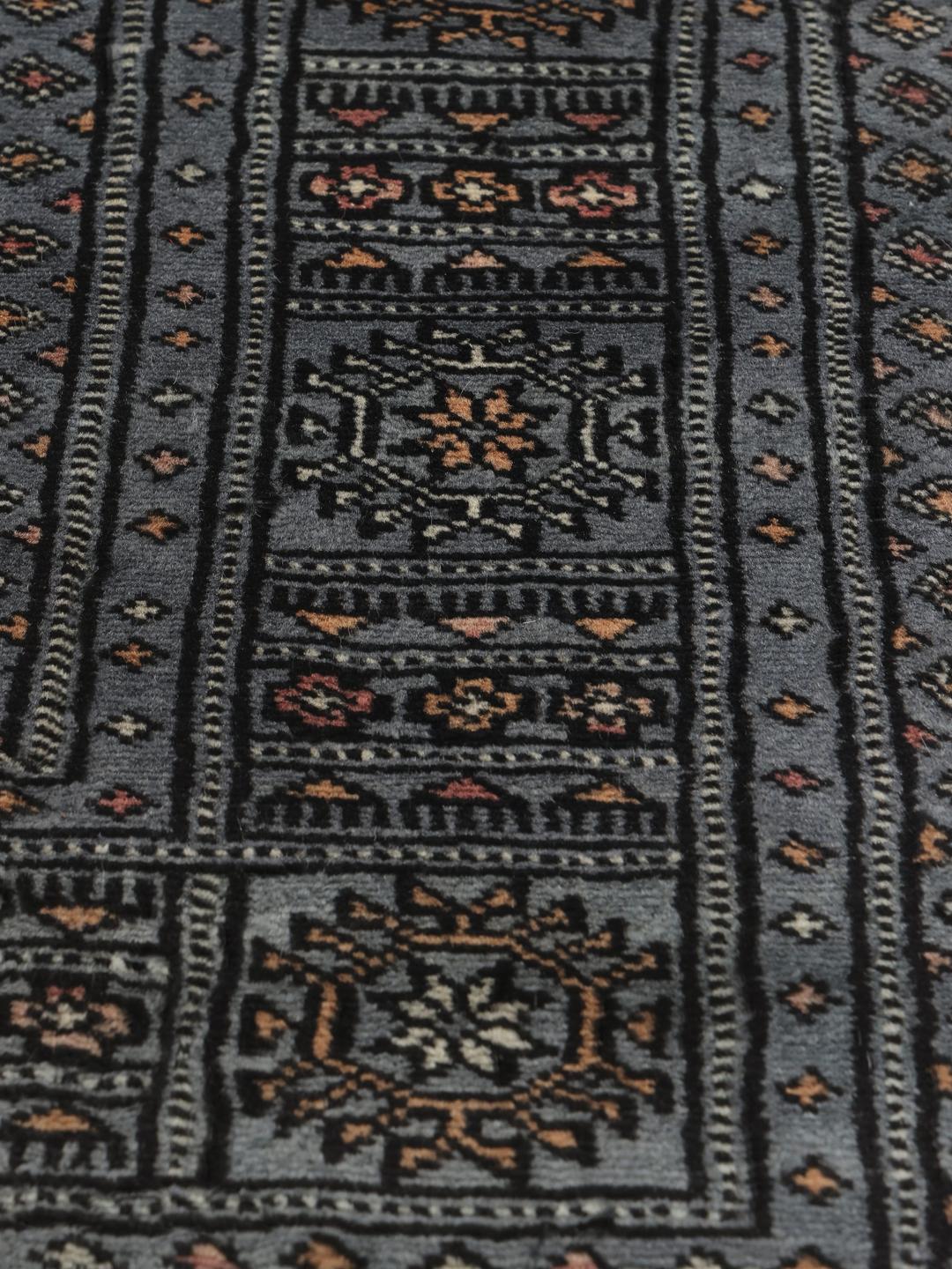 Handgeknoopt Pakistan Bokhara 2ply tapijt met een blauw veld en traditionele gul-motieven