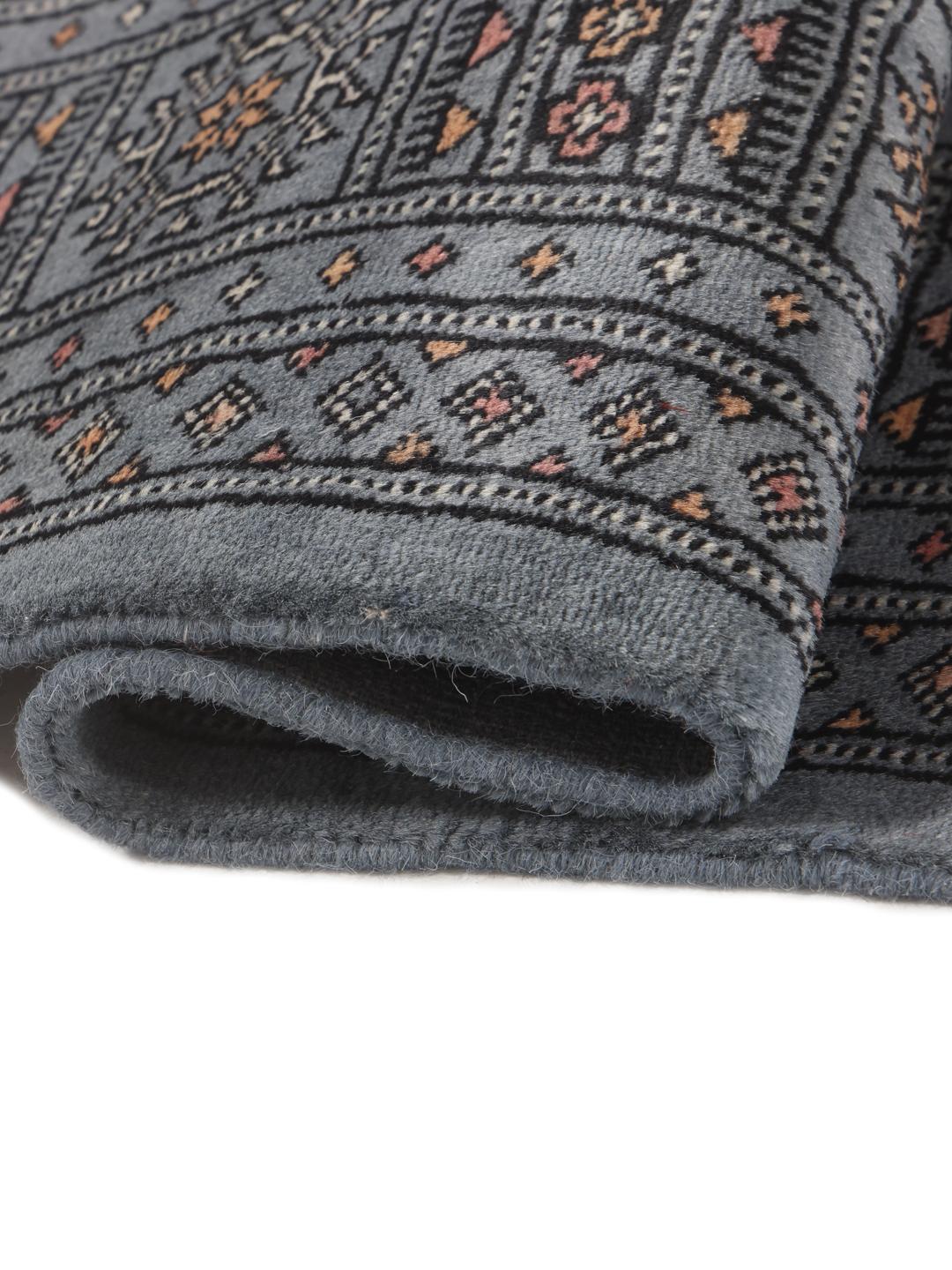 Handgeknoopt Pakistan Bokhara 2ply tapijt met een blauw veld en traditionele gul-motieven