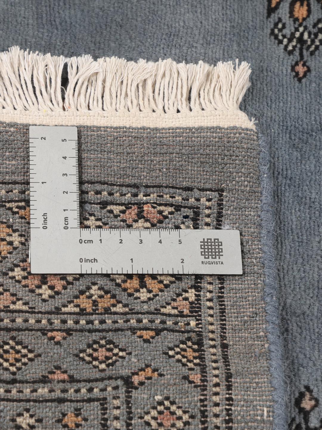 Handgeknoopt Pakistan Bokhara 2ply tapijt met een blauw veld en traditionele gul-motieven