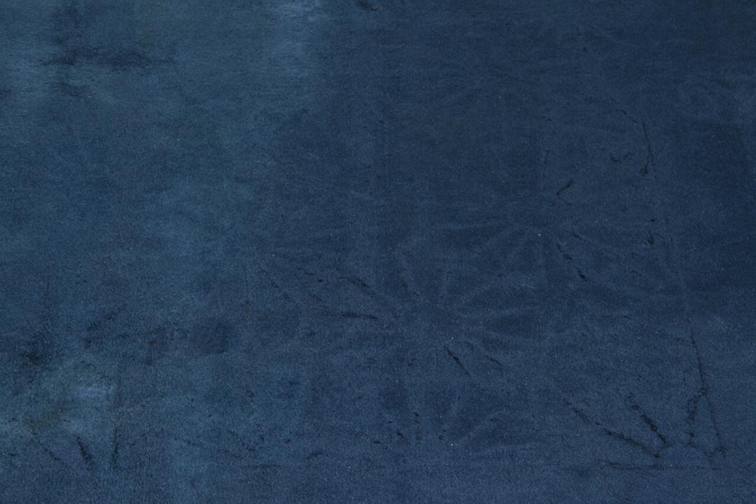 Een luxueus diepblauw antiek Chinees tapijt met subtiele bloemrijke randdetails.