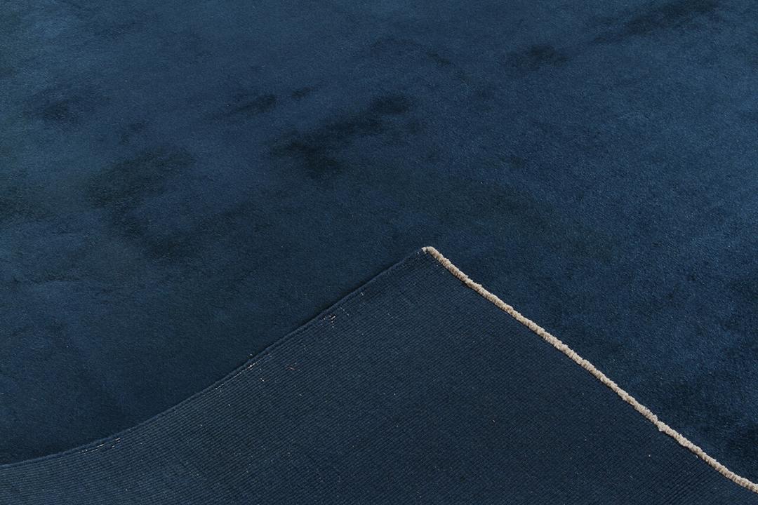 Een luxueus diepblauw antiek Chinees tapijt met subtiele bloemrijke randdetails.