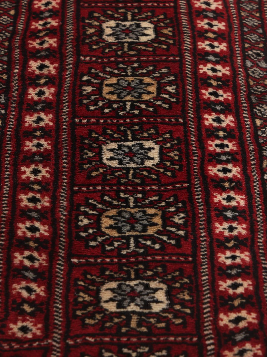 Handgeknoopt Pakistan Bokhara tapijt met een levendig rood veld en geometrische motieven