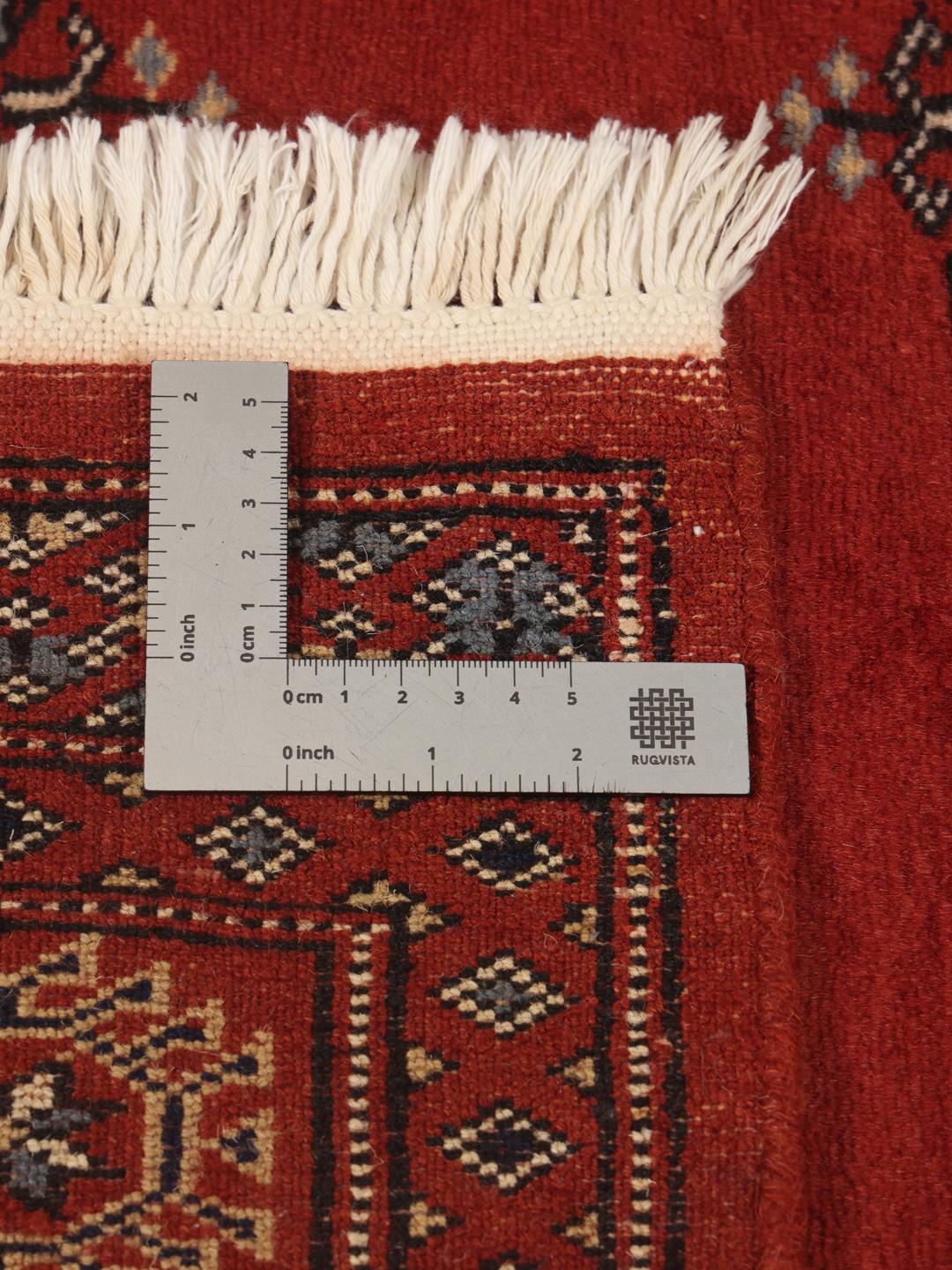 Handgeknoopt Pakistan Bokhara tapijt met een levendig rood veld en geometrische motieven