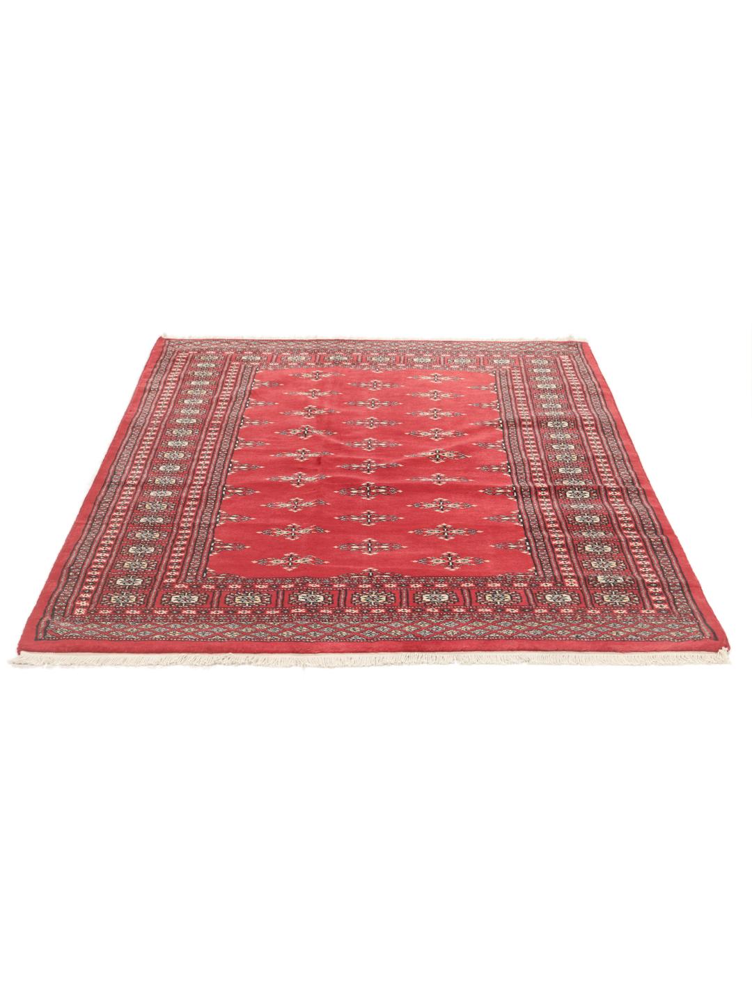 Handgeknoopt Pakistan Bokhara tapijt met een levendig rood veld en geometrische motieven