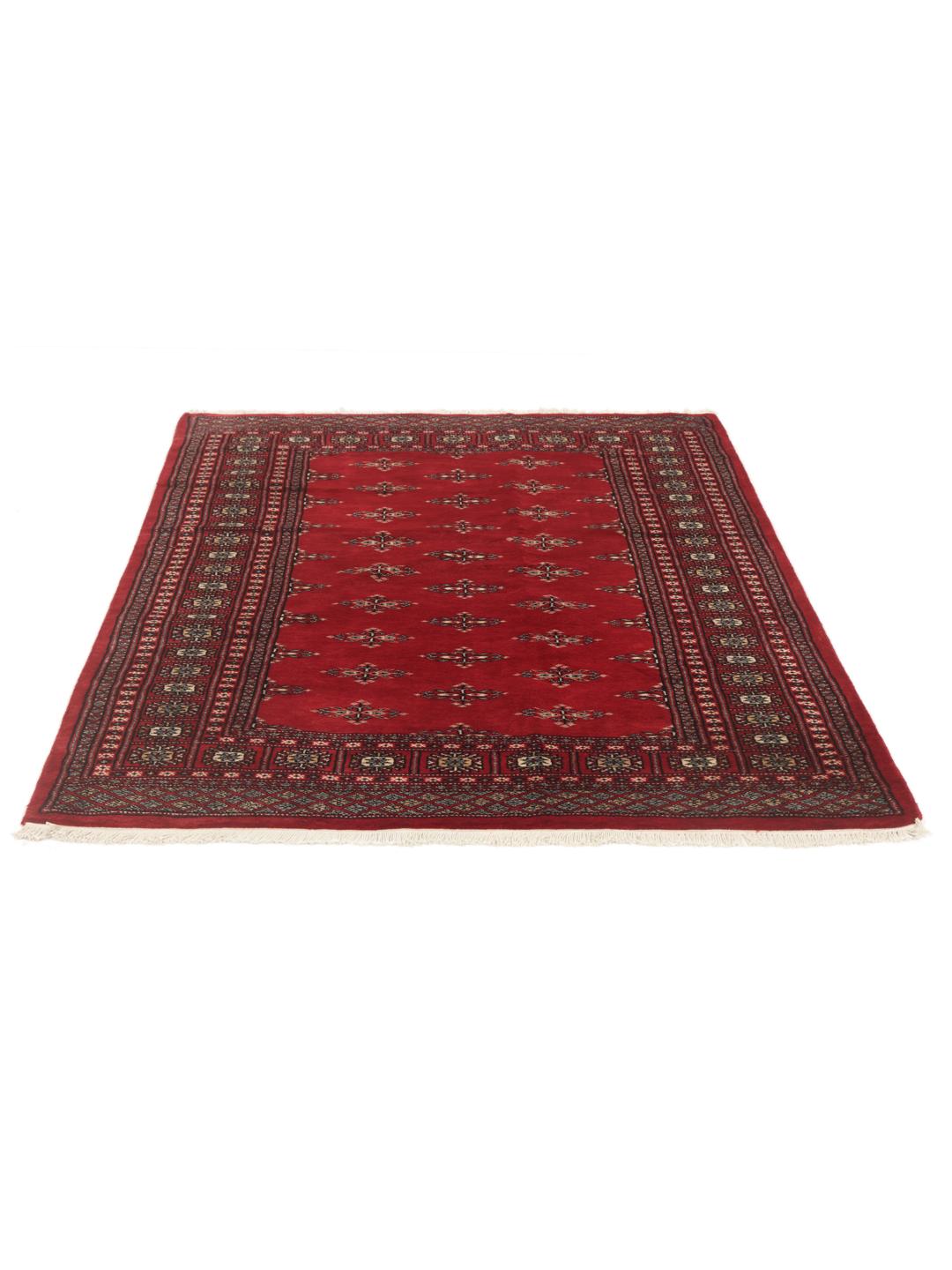 Handgeknoopt Pakistan Bokhara tapijt met een levendig rood veld en geometrische motieven