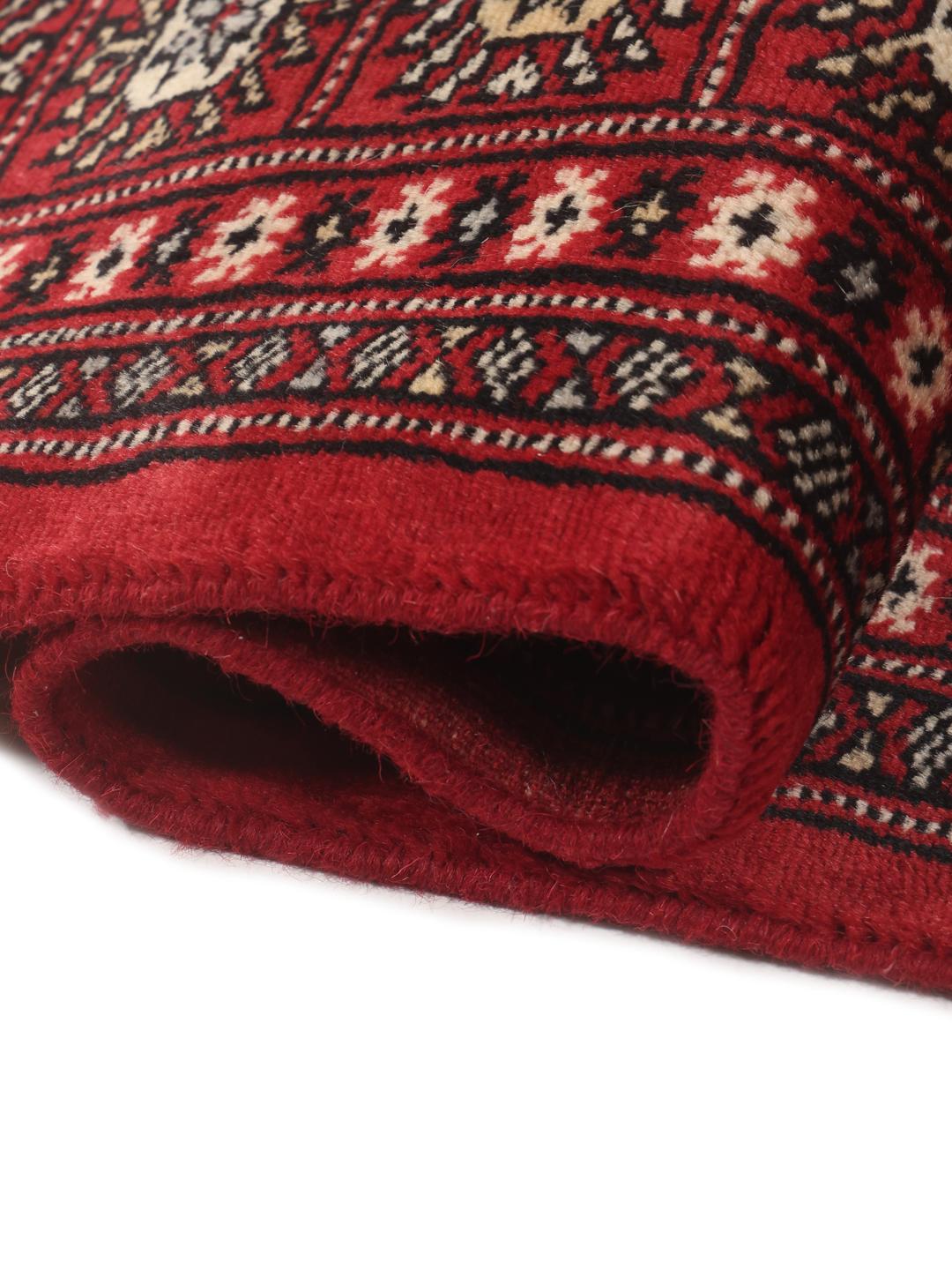 Handgeknoopt Pakistan Bokhara tapijt met een levendig rood veld en geometrische motieven