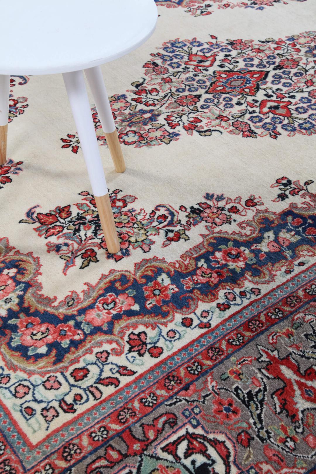 Handgemaakt Midden-Oosters tapijt in het beige met gedetailleerde bloemmotieven