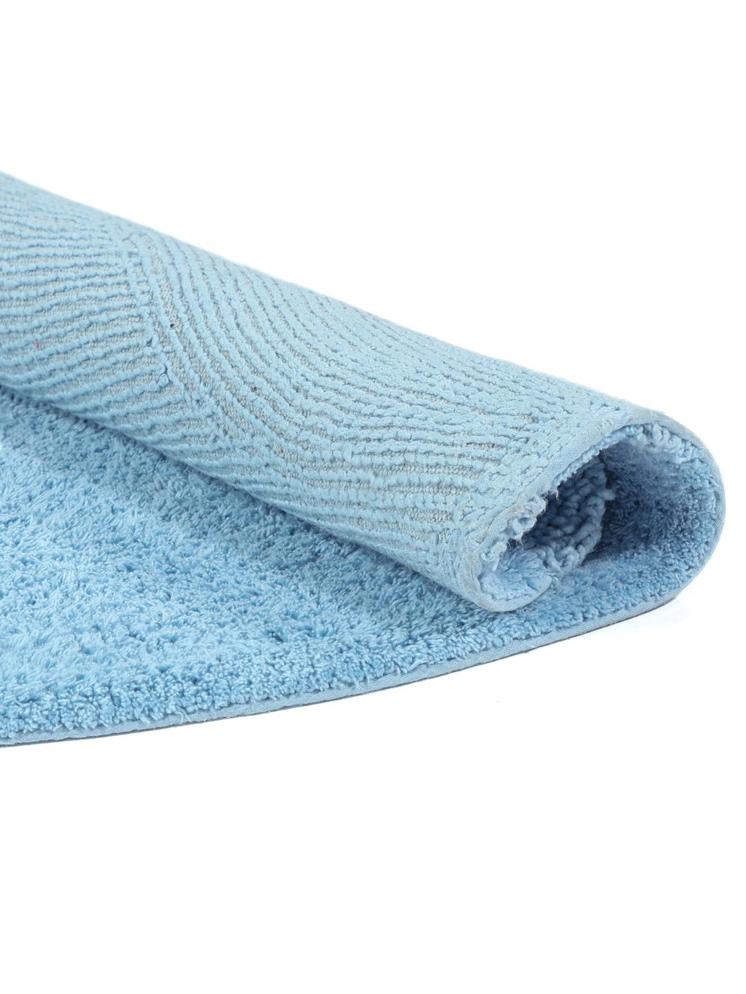 Tapis de bain rond bleu clair avec un motif rayé texturé