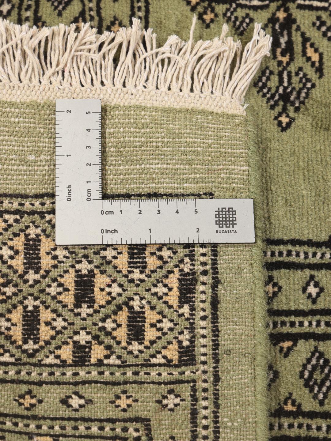 Een vierkant Pakistan Bokhara handgeknoopt wollen tapijt in groen met traditionele motieven.