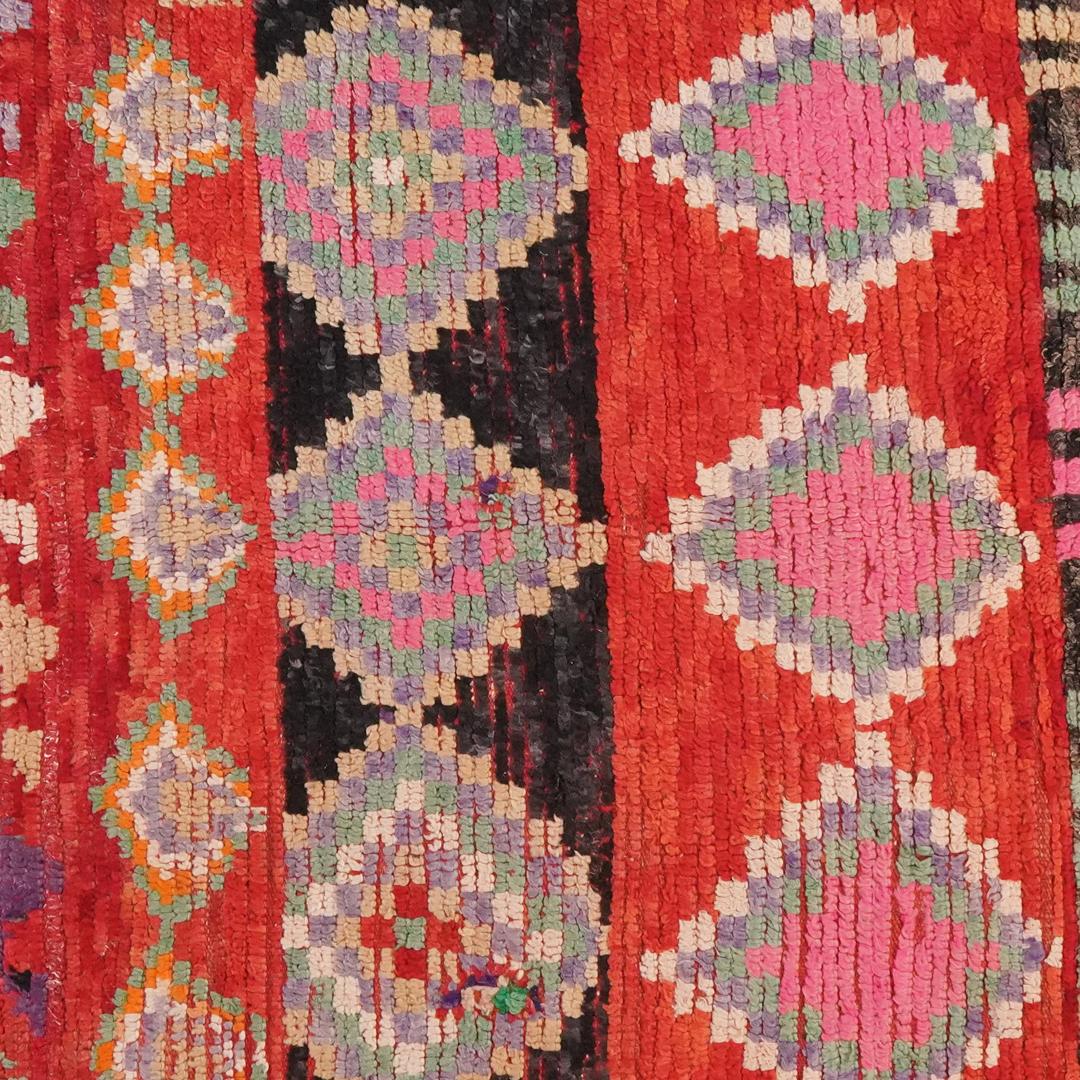 Marokkanischer Vintage-Teppich mit lebendigen, mehrfarbigen Stammesmotiven und Wollflor