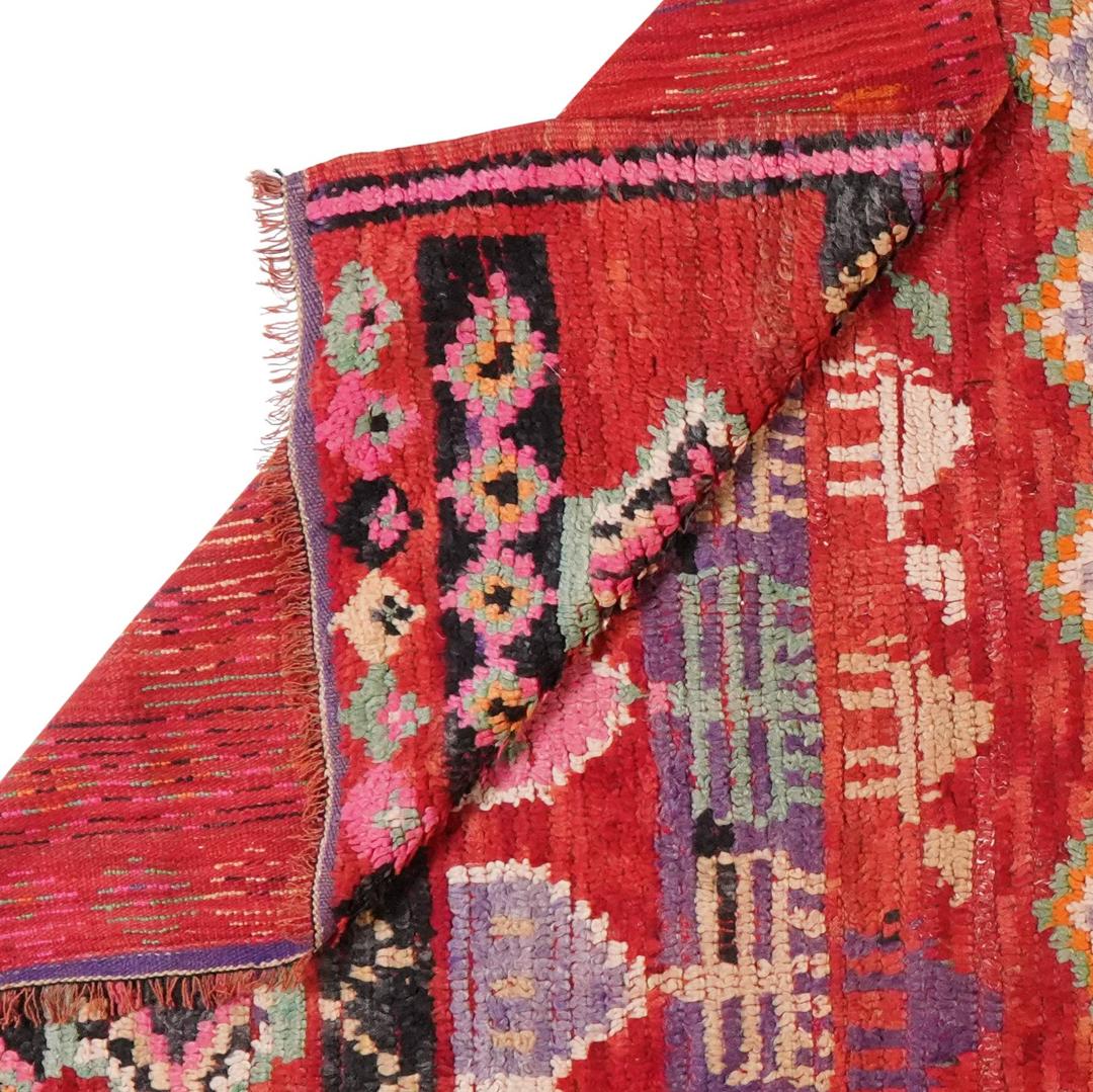 Marokkanischer Vintage-Teppich mit lebendigen, mehrfarbigen Stammesmotiven und Wollflor